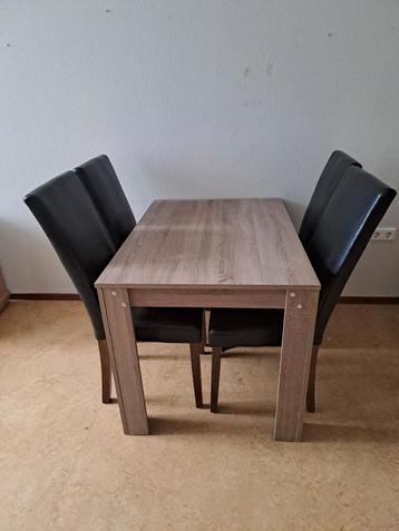 Eettafel met 4 stoelen en bijzettafel  beschikbaar voor biedingen