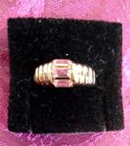 AVON ring met roze steentje. 22ct. Goldplated. Jaren '70, Sieraden, Tassen en Uiterlijk, Ringen, Nieuw, Goud, 17 tot 18, Ophalen of Verzenden