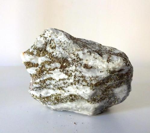Mineraal gesteente suikerdolomiet met stukjes pyriet 5356-m, Verzamelen, Mineralen en Fossielen, Mineraal, Ophalen of Verzenden