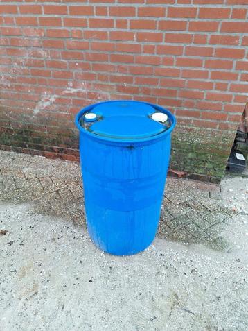 regenton/blauwe vaten beschikbaar voor biedingen