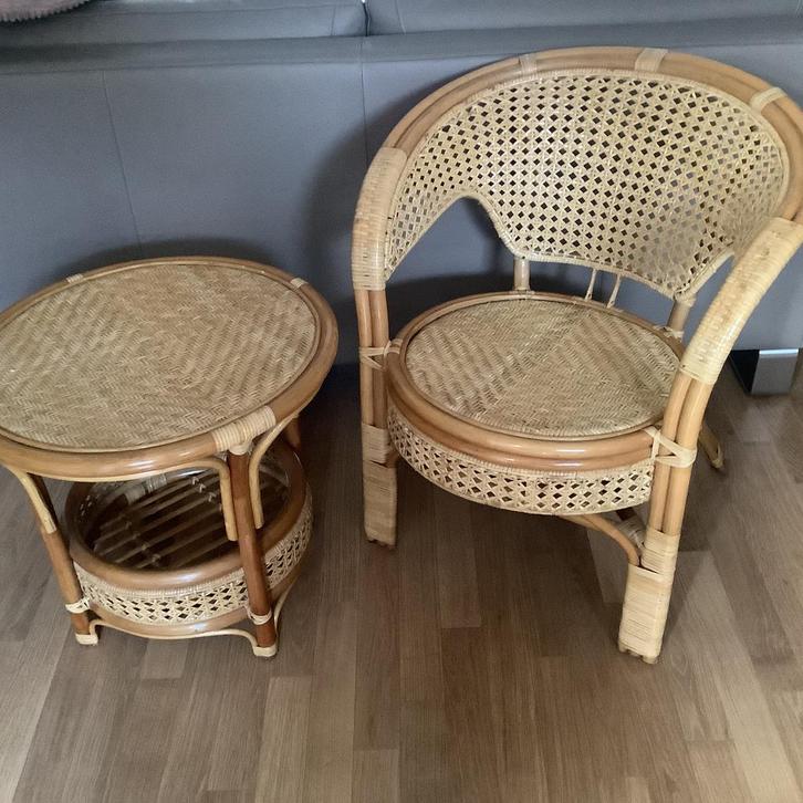 Rotan/Riet  /Bamboe Tafeltje  met lectuur bak + Stoel., Huis en Inrichting, Tafels | Salontafels, Rond, Ophalen of Verzenden