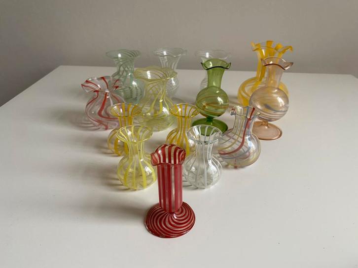 12 minivaasjes uit de jaren 50/60, Antiek en Kunst, Antiek | Glas en Kristal, Ophalen of Verzenden