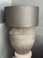 Hele grote zware kruiklamp met mega kap 92 cm hoog, Huis en Inrichting, Lampen | Tafellampen, Overige materialen, Kruik Landelijk en kap sjieke stijl