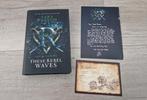 Fairyloot sarah raasch these rebel waves boek Gesigneerd, Boeken, Ophalen of Verzenden, Zo goed als nieuw