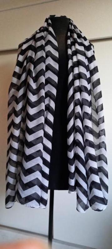 Sjaal van Juffrouw Jansen, zwart/wit beschikbaar voor biedingen