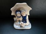Delfts Blauw Beeldje: Twee Meisjes Onder Parasol, Antiek en Kunst, Antiek | Keramiek en Aardewerk, Ophalen of Verzenden