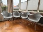 Set van vier originele Vitra Eames DAR eetkamerstoelen, Huis en Inrichting, Stoelen, Ophalen of Verzenden, Zo goed als nieuw, Grijs