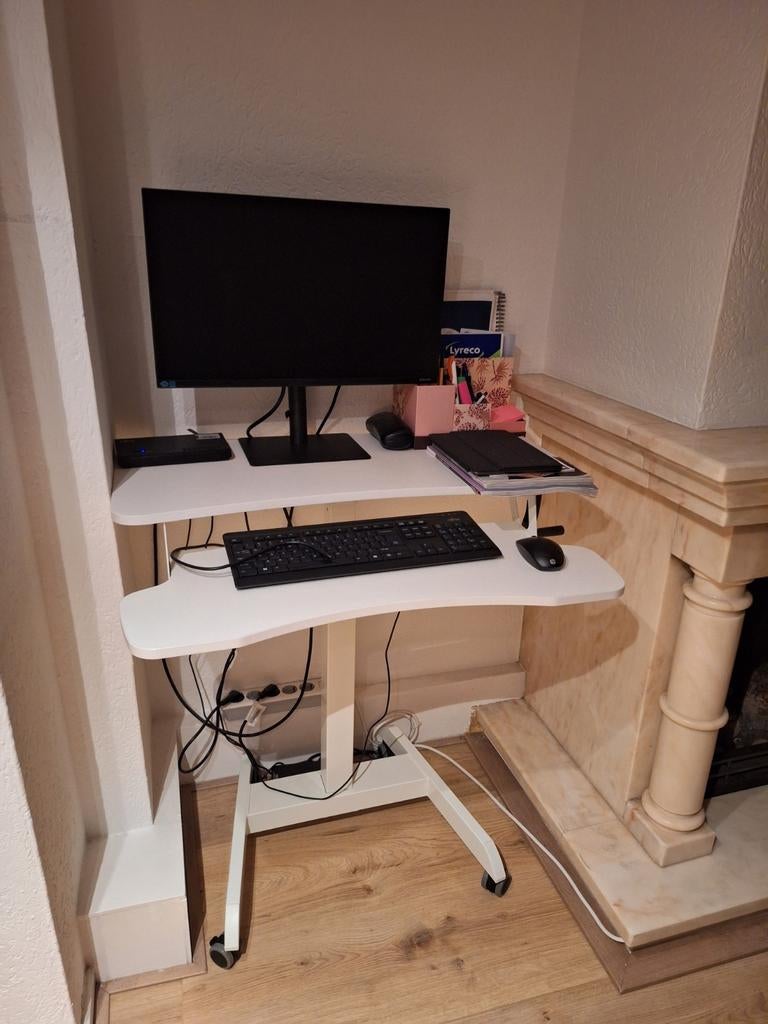 In hoogte verstelbaar bureau, Huis en Inrichting, Bureaus, Ophalen, In hoogte verstelbaar, Zo goed als nieuw