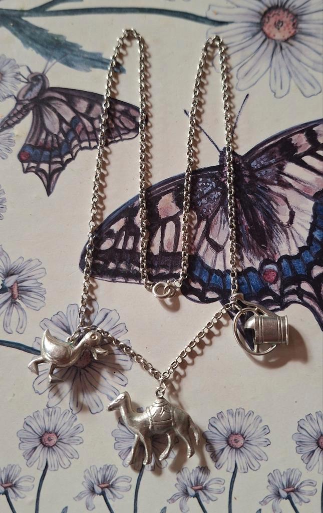 Zilveren jasseron ketting met 3 bedels., Antiek en Kunst, Antiek | Wandborden en Tegels, Ophalen of Verzenden