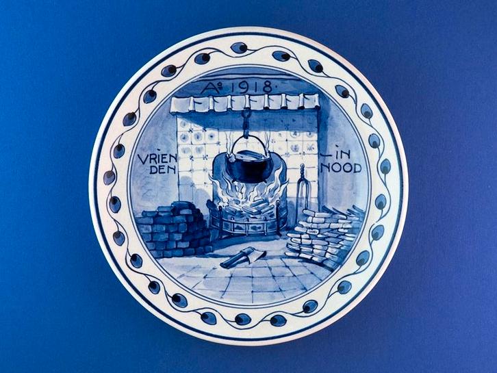 Porceleyne Fles 1918 Vrienden in Nood 18cm (1) Blauw WO-1, Antiek en Kunst, Antiek | Wandborden en Tegels, Ophalen of Verzenden