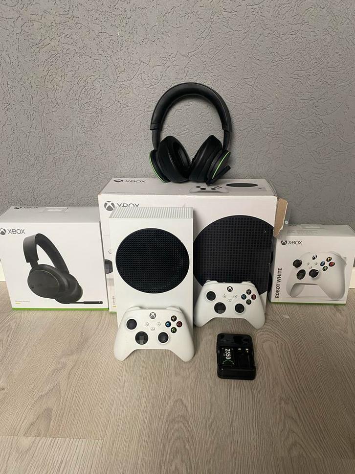 Xbox Series S + 2 Controllers + Headset + Oplaadbare battery, Spelcomputers en Games, Spelcomputers | Xbox Series X en S, Gebruikt