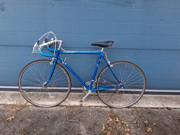 Retro. Vintage. Wielrennersfiets.   Peugeot.  Fiets. beschikbaar voor biedingen