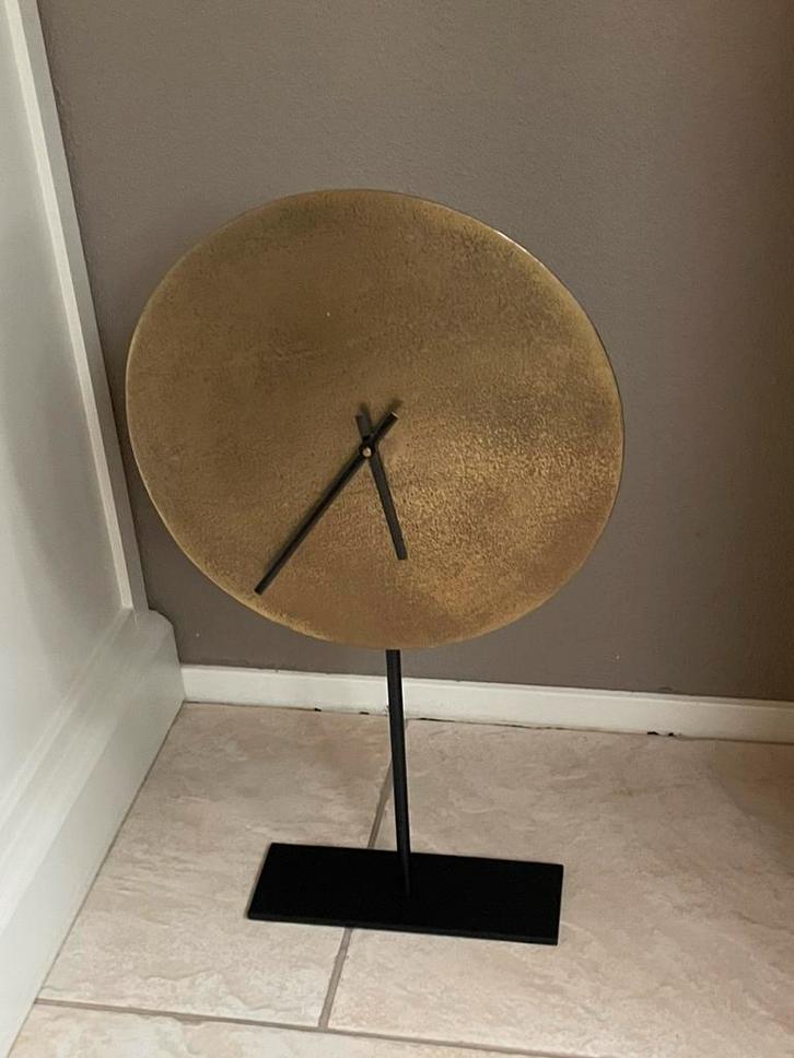 Mooie goudkleurige , metalen , staande klok met zwarte voet, Huis en Inrichting, Woonaccessoires | Klokken, Zo goed als nieuw