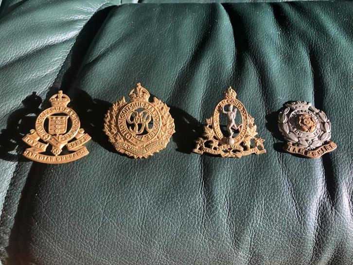 4 originele oude capbadges. 3 Canadees, 1 Brits., Verzamelen, Militaria | Algemeen, Embleem of Badge, Ophalen of Verzenden