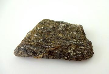 Mineraal gesteente met pyriet en goudachtige glans 3249-m beschikbaar voor biedingen