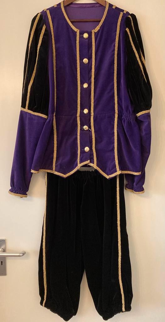 6 Pietenpakken compleet (jas + broek + muts + veer) topstaat, Diversen, Sinterklaas, Gebruikt, Ophalen of Verzenden