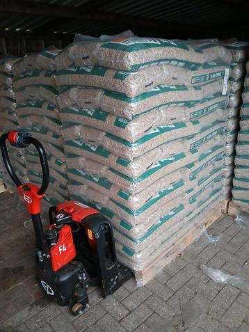 Van roje houtpellets, pelletkorrels, biks, pelletkachel beschikbaar voor biedingen