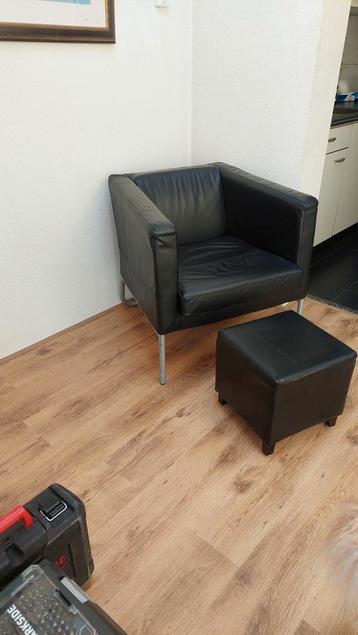 Nette stoel met voetenbankje beschikbaar voor biedingen