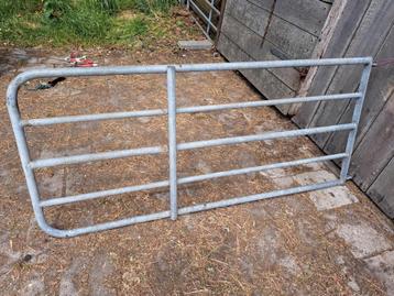 Metalen hekjes en poort beschikbaar voor biedingen