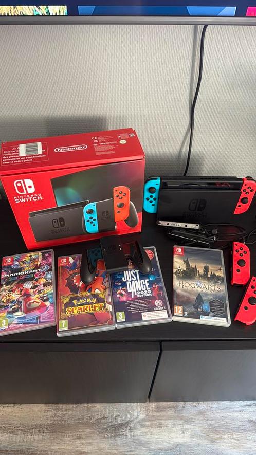 Nintendo Switch met 4 controllers en 4 spellen, Spelcomputers en Games, Spelcomputers | Nintendo Switch, Zo goed als nieuw, Met 3 controllers of meer