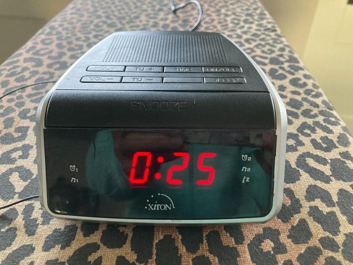Wekker/klokradio - Xiron, Witgoed en Apparatuur, Wekkers, Gebruikt, Digitaal, Ophalen of Verzenden