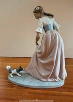 Nao Lladro Porseleinen Beeldje Dame met Pup, Ophalen of Verzenden