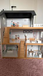 Houten poppenhuis inclusief meubels poppetjes, Kinderen en Baby's, Speelgoed | Poppenhuizen, Ophalen, Zo goed als nieuw, Poppenhuis