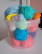 Bakvol bolletjes wol en garen, Ophalen of Verzenden, Zo goed als nieuw, Wol of Garen