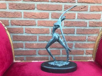 fraai bronzen beeld van een danser, Modernisme beschikbaar voor biedingen