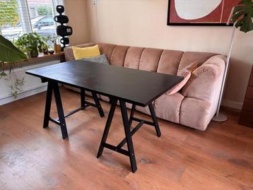 Zwarte Ikea tafel op schragen.  beschikbaar voor biedingen