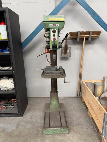 Kolomboor machine beschikbaar voor biedingen