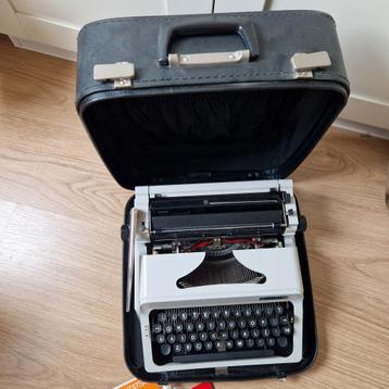 Vintage Erika typemachine  beschikbaar voor biedingen