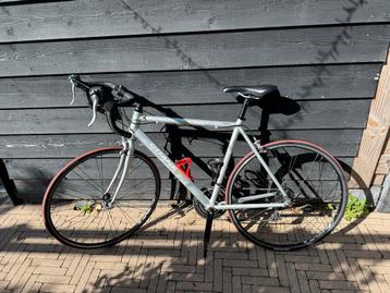 Racefiets / Wielrenfiets inclusief helm beschikbaar voor biedingen