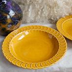 Pagnossin diep bord oker geel 2 stuks, Keramiek, Ophalen of Verzenden, Zo goed als nieuw, Overige stijlen