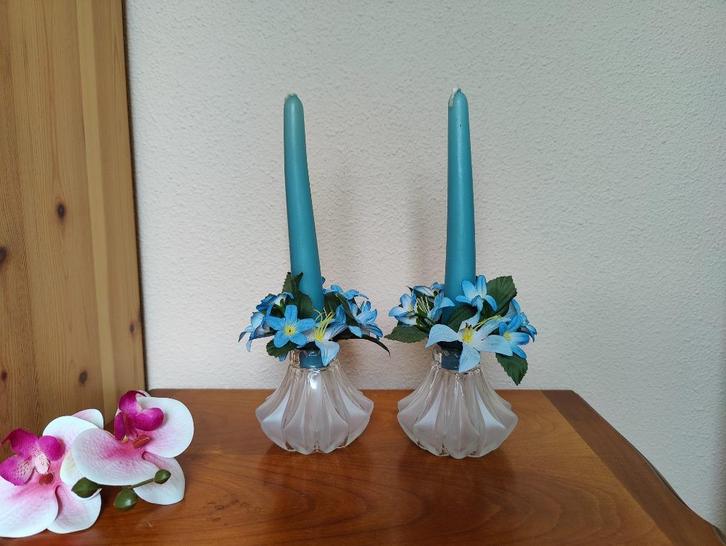 Nieuwe mat glazen kandelaars met blauwe kaarsen, nog in doos, Huis en Inrichting, Woonaccessoires | Kandelaars en Kaarsen, Nieuw