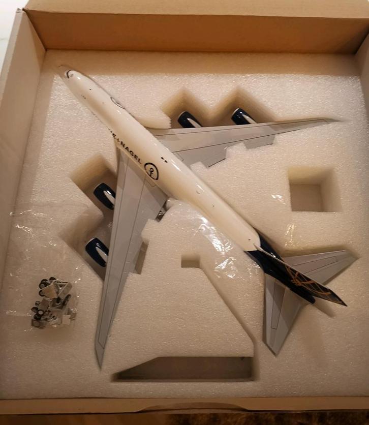 Atlas Air Kuehne + Nagel B747-8F 1:200 JC Wings Custom Made, Hobby en Vrije tijd, Modelbouw | Vliegtuigen en Helikopters, Nieuw