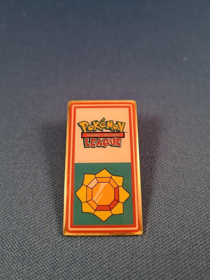 Pokémon Kanto League - Lt. Surge Thunder Badge, Hobby en Vrije tijd, Verzamelkaartspellen | Pokémon, Gebruikt, Verzenden