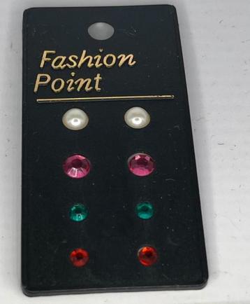 SPECIALE FASHION POINT EARRINGS VIER VERSCHILLENDE OORBELLEN beschikbaar voor biedingen