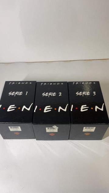 Friends – Serie 1, 2 & 3 op VHS – Originele Boxsets beschikbaar voor biedingen