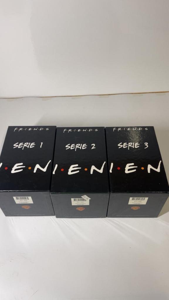 Friends – Serie 1, 2 & 3 op VHS – Originele Boxsets, Cd's en Dvd's, VHS | Film, Zo goed als nieuw, Komedie, Alle leeftijden, Ophalen of Verzenden