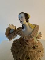 Oud porseleinen beeldje van een danseres, Antiek en Kunst, Ophalen of Verzenden