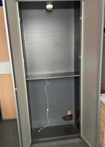 Grijze Billy kast IKEA met lamp - afbeelding 2