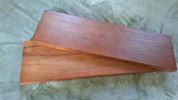 Gratis twee houten holle planken met ophangpunten beschikbaar voor biedingen