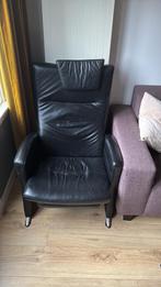 Zwarte leren stoel met uitklapbaar voetenbankje, Huis en Inrichting, Fauteuils, Ophalen, Zo goed als nieuw, 75 tot 100 cm, 50 tot 75 cm