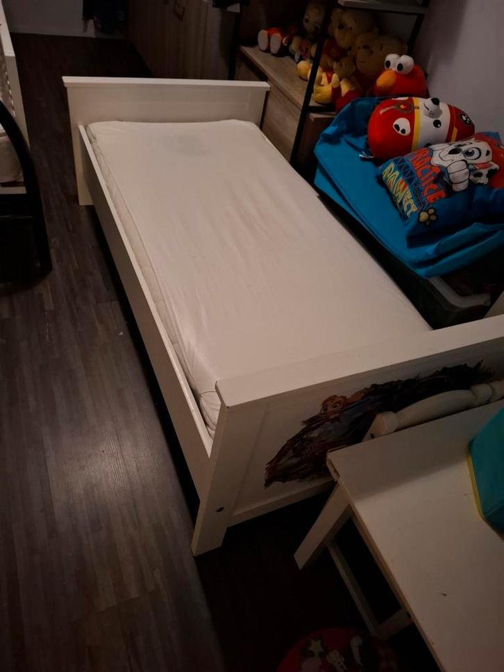 Peuterbed - Wit Houten Bedje, Kinderen en Baby's, Kinderkamer | Bedden, Gebruikt, Minder dan 140 cm, 70 tot 85 cm, Lattenbodem