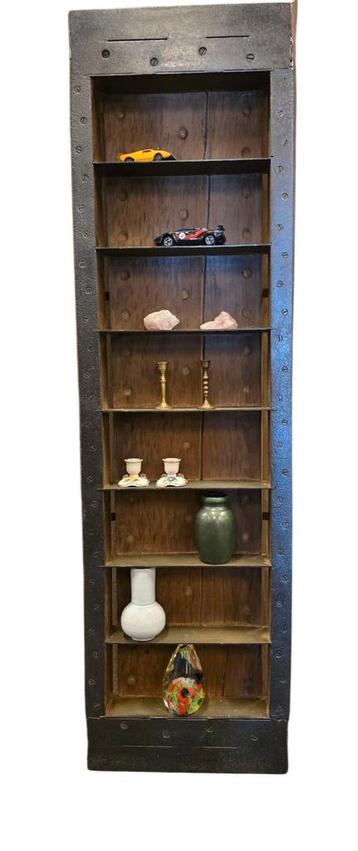 Oude steenvorm mal vintage letterbak metaal met hout vitrine beschikbaar voor biedingen
