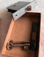 Nieuw Haak slot Wilka kompleet met sleutel, Doe-het-zelf en Verbouw, Ophalen of Verzenden, Zo goed als nieuw, IJzer, Slot