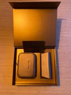 SUITSUIT cadeauset Sieraden case M +brillenkoker Brons NIEUW, Ophalen of Verzenden, Nieuw, 20 tot 30 cm, Minder dan 35 cm