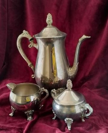 Verzilverd koffie stel beschikbaar voor biedingen