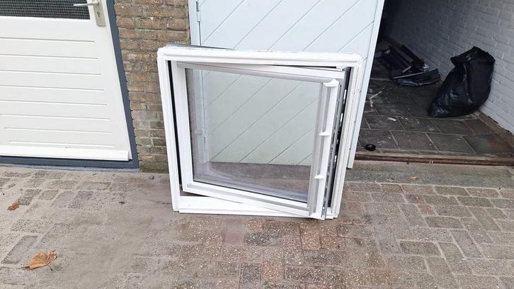 VELUX GGL PK04 DAKRAAM HR++ (94 x98), Doe-het-zelf en Verbouw, Kozijnen en Schuifpuien, Zo goed als nieuw, Raamkozijn, Hout, 75 tot 150 cm